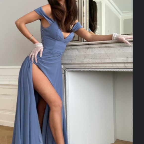 Beautiful blue off the shoulder gown - Picture 3 of 6